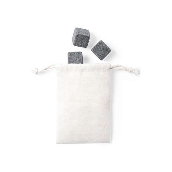 Set de 4 cubitos reutilizables. Fabricados en piedra natural esteatita, también conocida como piedra o roca de jabón, que mantiene la bebida fría sin alterar sus propiedades al no diluir su contenido en agua, además de mantener el sabor original de la misma. Presentados en funda de algodón con cordón de cierre.