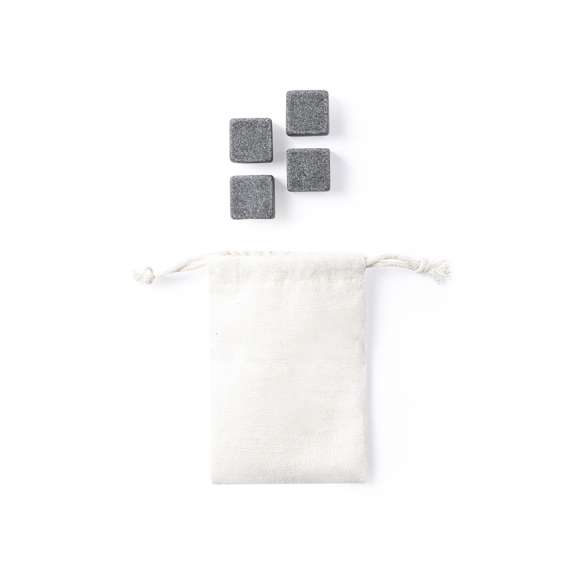 Set de 4 cubitos reutilizables. Fabricados en piedra natural esteatita, también conocida como piedra o roca de jabón, que mantiene la bebida fría sin alterar sus propiedades al no diluir su contenido en agua, además de mantener el sabor original de la misma. Presentados en funda de algodón con cordón de cierre.