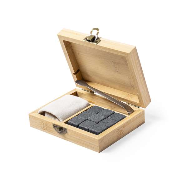 Set de 9 cubitos reutilizables. Fabricados en piedra natural esteatita, también conocida como piedra o roca de jabón, que mantiene la bebida fría sin alterar sus propiedades al no diluir su contenido en agua, además de mantener el sabor original de la misma. Incluye pinzas de acero inoxidable y funda de algodón. Presentado en estuche de bambú.
