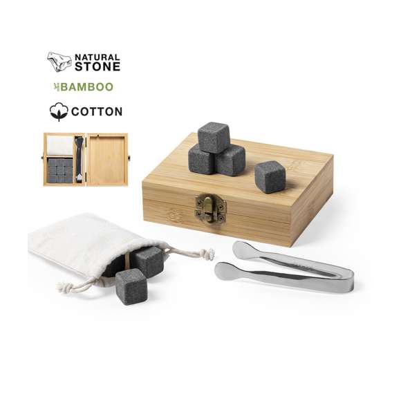 Set de 9 cubitos reutilizables. Fabricados en piedra natural esteatita, también conocida como piedra o roca de jabón, que mantiene la bebida fría sin alterar sus propiedades al no diluir su contenido en agua, además de mantener el sabor original de la misma. Incluye pinzas de acero inoxidable y funda de algodón. Presentado en estuche de bambú.
