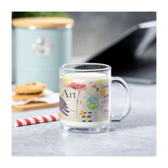 Taza transparente de cristal de 350 ml de capacidad y con asa a juego. Presentada en caja individual de diseño kraft.