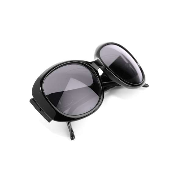 Gafas de sol con protección UV400 de clásico diseño. Con montura en divertidos colores y lentes en color negro.