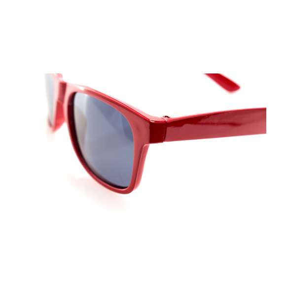 Gafas de sol para niño con protección UV400 de clásico diseño. Con montura en divertidos colores y lentes en color negro.