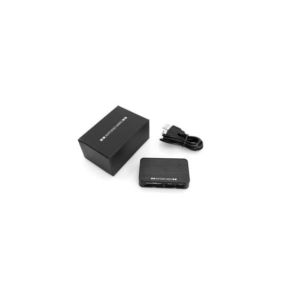  	Lector de tarjetas de Antonio Miró con parte superior acabada en aluminio de elegante color negro. Compatible con tarjetas MS, M2, TF, XD, SD y CF. Presentado en caja individual con logotipo de la marca e interior troquelado en suave espuma.