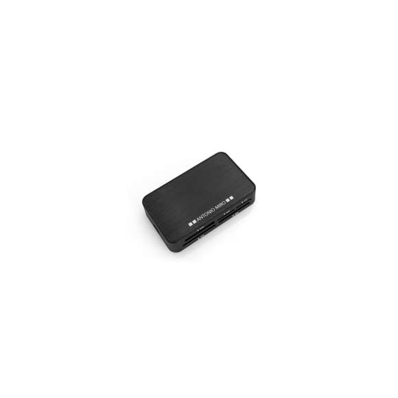  	Lector de tarjetas de Antonio Miró con parte superior acabada en aluminio de elegante color negro. Compatible con tarjetas MS, M2, TF, XD, SD y CF. Presentado en caja individual con logotipo de la marca e interior troquelado en suave espuma.