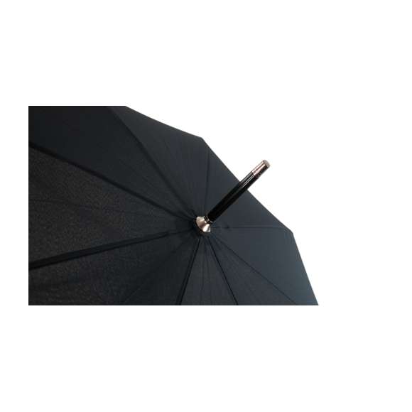 Paraguas de Antonio Miró de 8 paneles, con elegante diseño en color negro con ribetes en color blanco. De 100cm de diámetro, con apertura automática y en resistente material pongee. Con varillas metálicas en color negro, cierre de velcro y mango de suave tacto en polipiel. Presentado en funda con logotipo de la marca y cinta con accesorio de ajuste.