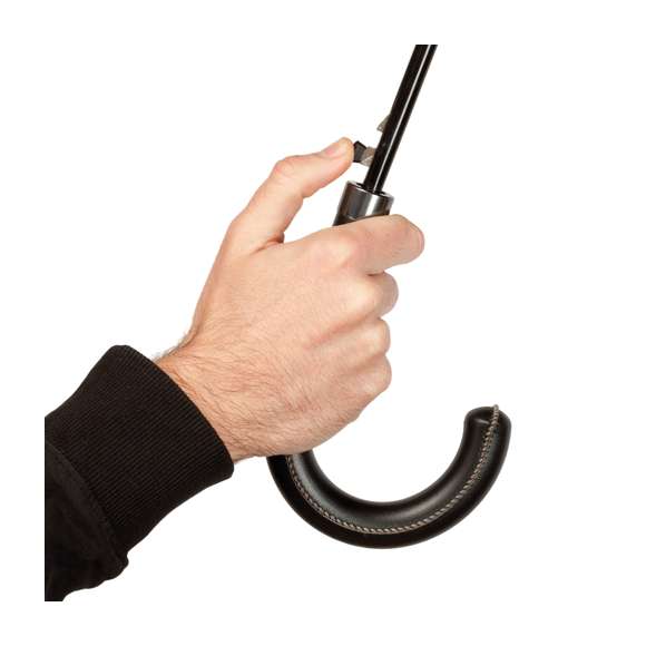 Paraguas de Antonio Miró de 8 paneles, con elegante diseño en color negro con ribetes en color blanco. De 100cm de diámetro, con apertura automática y en resistente material pongee. Con varillas metálicas en color negro, cierre de velcro y mango de suave tacto en polipiel. Presentado en funda con logotipo de la marca y cinta con accesorio de ajuste.