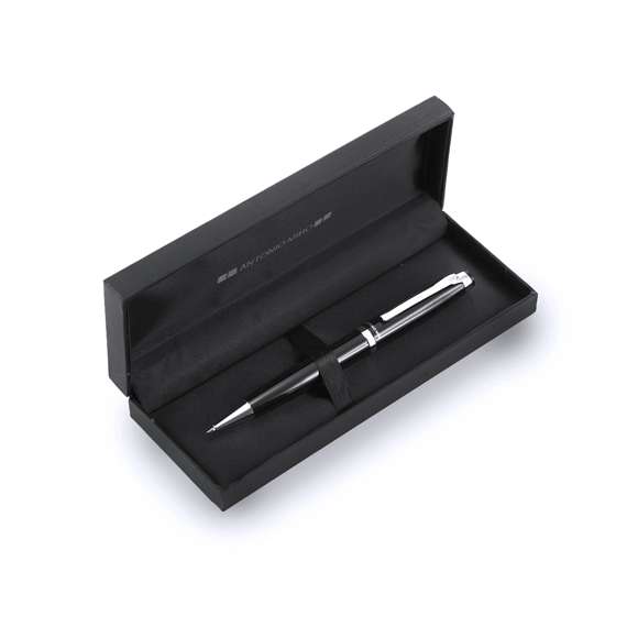 Bolígrafo de Antonio Miró en elegante diseño bicolor y suave cuerpo metálico en sobrio color negro. Con logotipo de la marca encima de la anilla, clip y punta en acabado plateado brillante. Presentado en estuche individual en color negro con logotipo de la marca. De cartucho jumbo con tinta azul.