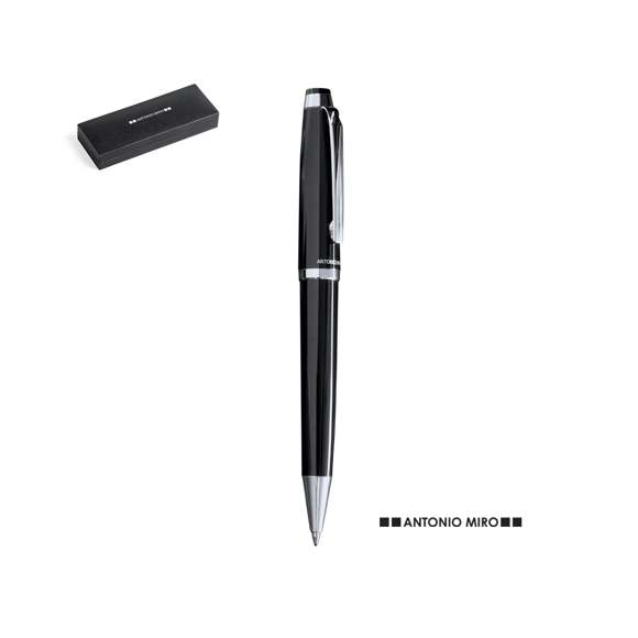Bolígrafo de Antonio Miró en elegante diseño bicolor y suave cuerpo metálico en sobrio color negro. Con logotipo de la marca encima de la anilla, clip y punta en acabado plateado brillante. Presentado en estuche individual en color negro con logotipo de la marca. De cartucho jumbo con tinta azul.