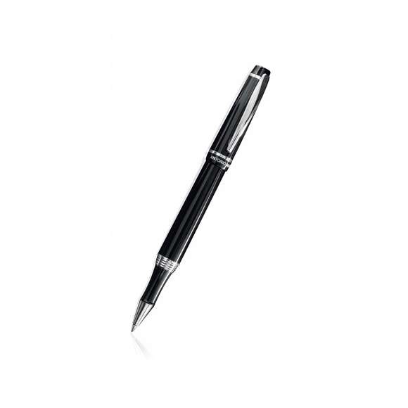 Roller de capucha de Antonio Miró en elegante diseño bicolor y suave cuerpo metálico en sobrio color negro. Con logotipo de la marca bajo la anilla, clip y punta en acabado plateado brillante. Presentado en estuche individual en color negro con logotipo de la marca. En tinta azul.