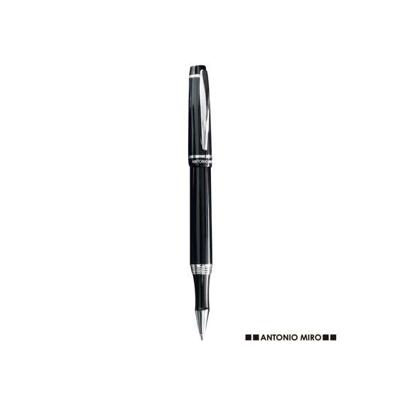 Roller de capucha de Antonio Miró en elegante diseño bicolor y suave cuerpo metálico en sobrio color negro. Con logotipo de la marca bajo la anilla, clip y punta en acabado plateado brillante. Presentado en estuche individual en color negro con logotipo de la marca. En tinta azul.
