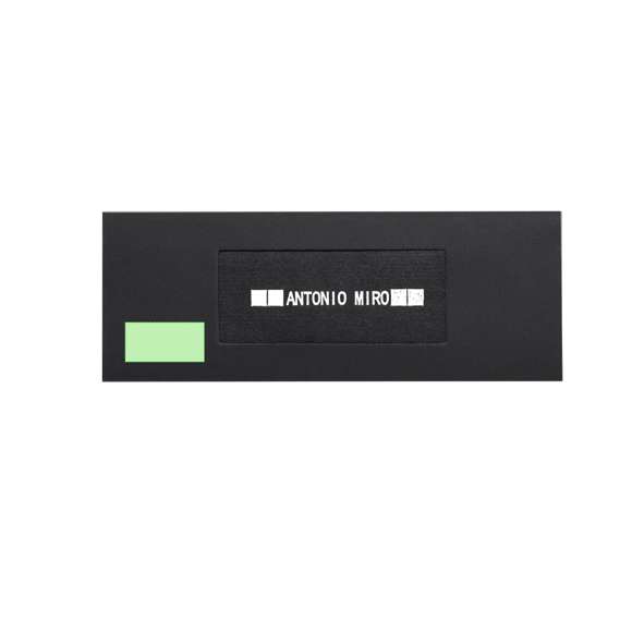 Roller de capucha de Antonio Miró en elegante diseño bicolor y suave cuerpo metálico en sobrio color negro. Con logotipo de la marca bajo la anilla, clip y punta en acabado plateado brillante. Presentado en estuche individual en color negro con logotipo de la marca. En tinta azul.