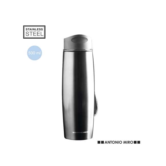 Bidón termo de Antonio Miró. En acero inox, de 500ml de capacidad con cuerpo metalizado en combinación con accesorios en sobrios colores. Con tapa dosificador de seguridad y presentada en caja individual con logotipo de la marca. Disponible manual de instrucciones en español e inglés.