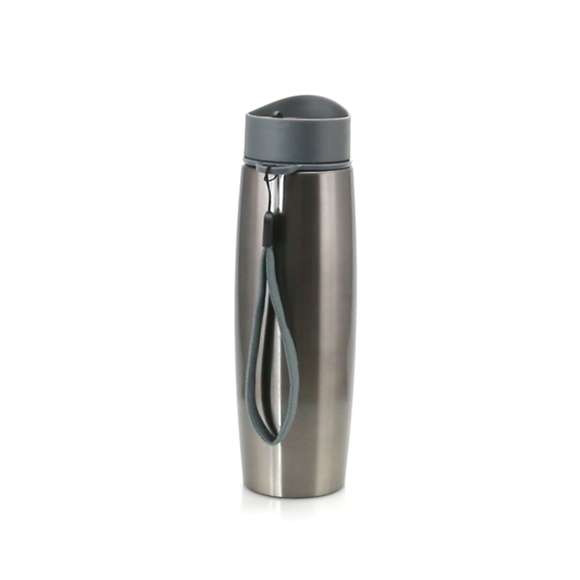 Bidón termo de Antonio Miró. En acero inox, de 500ml de capacidad con cuerpo metalizado en combinación con accesorios en sobrios colores. Con tapa dosificador de seguridad y presentada en caja individual con logotipo de la marca. Disponible manual de instrucciones en español e inglés.