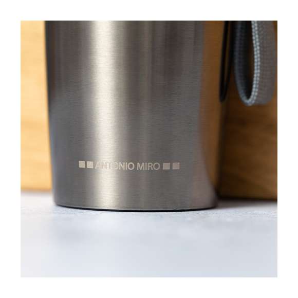 Bidón termo de Antonio Miró. En acero inox, de 500ml de capacidad con cuerpo metalizado en combinación con accesorios en sobrios colores. Con tapa dosificador de seguridad y presentada en caja individual con logotipo de la marca. Disponible manual de instrucciones en español e inglés.