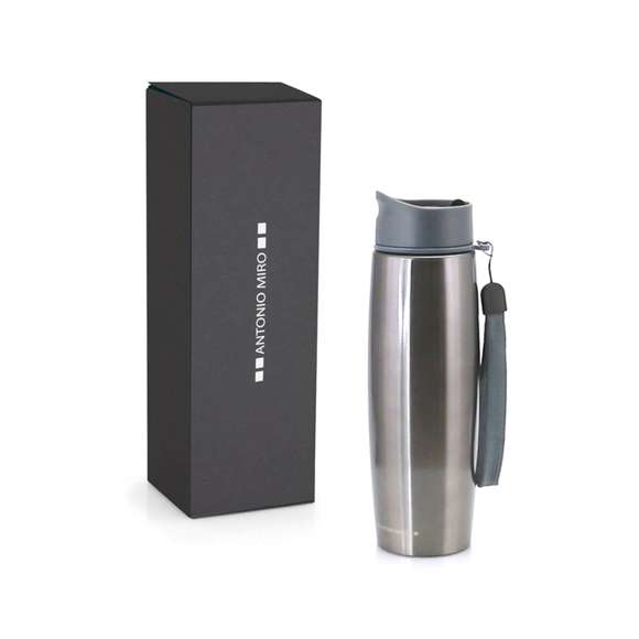 Bidón termo de Antonio Miró. En acero inox, de 500ml de capacidad con cuerpo metalizado en combinación con accesorios en sobrios colores. Con tapa dosificador de seguridad y presentada en caja individual con logotipo de la marca. Disponible manual de instrucciones en español e inglés.