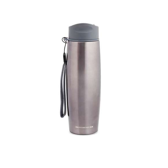 Bidón termo de Antonio Miró. En acero inox, de 500ml de capacidad con cuerpo metalizado en combinación con accesorios en sobrios colores. Con tapa dosificador de seguridad y presentada en caja individual con logotipo de la marca. Disponible manual de instrucciones en español e inglés.