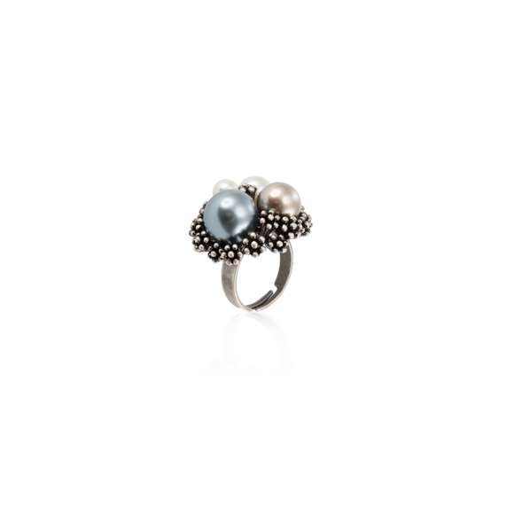 Anillo ajustable de Antonio Miró en metal con incrustación de perlas sintéticas. Presentado en funda con logotipo de la marca.