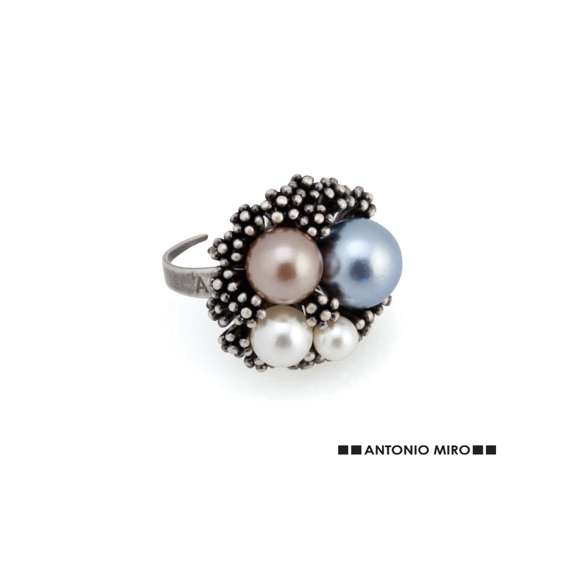 Anillo ajustable de Antonio Miró en metal con incrustación de perlas sintéticas. Presentado en funda con logotipo de la marca.