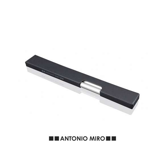 Set de 3 lápices de madera de Antonio Miró en elegante acabado plateado, con logotipo de la marca en parte superior. Presentados en elegante estuche de cartón negro con ventana y logotipo de la marca.