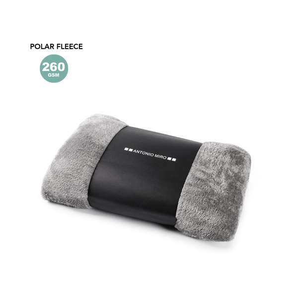 Manta de Antonio Miró de 130x160cm en suave y cálido polar fleece de 260g/m2 con tratamiento anti-pilling. De elegante diseño en tonos grises y presentada en funda con logotipo de la marca.