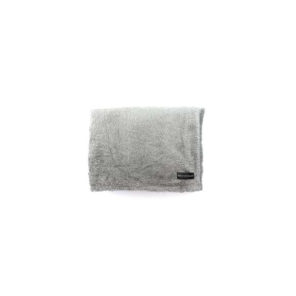 Manta de Antonio Miró de 130x160cm en suave y cálido polar fleece de 260g/m2 con tratamiento anti-pilling. De elegante diseño en tonos grises y presentada en funda con logotipo de la marca.
