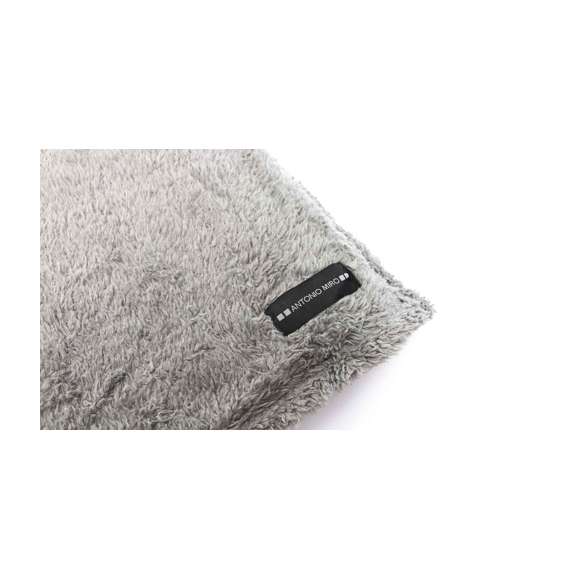 Manta de Antonio Miró de 130x160cm en suave y cálido polar fleece de 260g/m2 con tratamiento anti-pilling. De elegante diseño en tonos grises y presentada en funda con logotipo de la marca.