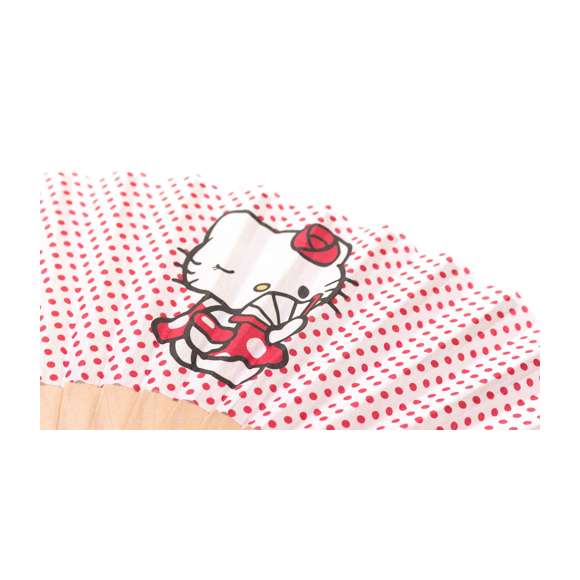 Abanico de Hello Kitty con varillas en madera natural y original diseño en tela con gatito de la marca. Presentado en caja individual.