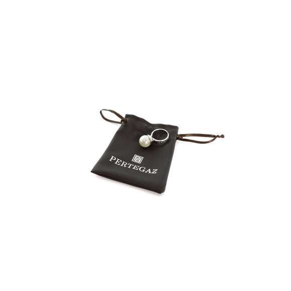 Anillo ajustable de Pertegaz en metal con incrustación de perla de cristal. Presentado en funda con logotipo de la marca.