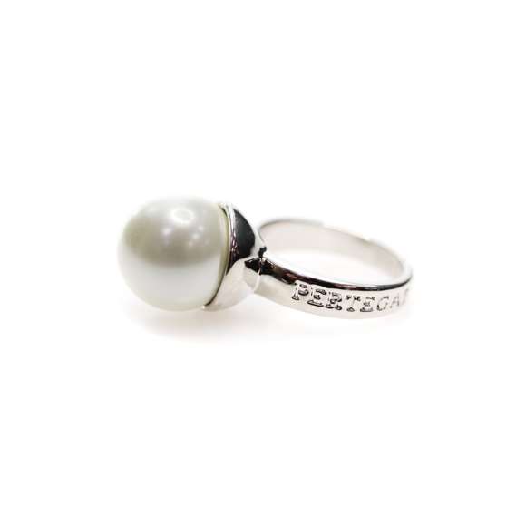 Anillo ajustable de Pertegaz en metal con incrustación de perla de cristal. Presentado en funda con logotipo de la marca.