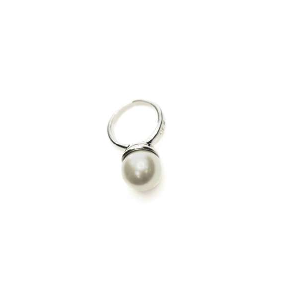 Anillo ajustable de Pertegaz en metal con incrustación de perla de cristal. Presentado en funda con logotipo de la marca.
