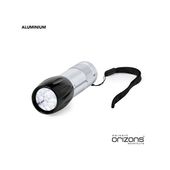 Linterna de Orizons de 9 ledes de alto poder de iluminación. Con resistente cuerpo en aluminio de diseño bicolor con mango antideslizante, pulsador protegido con recubrimiento de resistente goma y cinta de transporte. Alimentación a pilas: 3xAAA no incluidas. Presentada en atractiva caja de diseño con logotipo de la marca.