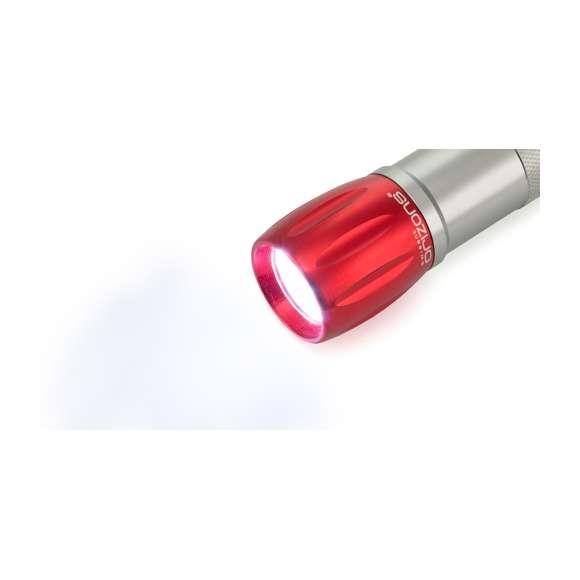 Linterna de Orizons de 9 ledes de alto poder de iluminación. Con resistente cuerpo en aluminio de diseño bicolor con mango antideslizante, pulsador protegido con recubrimiento de resistente goma y cinta de transporte. Alimentación a pilas: 3xAAA no incluidas. Presentada en atractiva caja de diseño con logotipo de la marca.