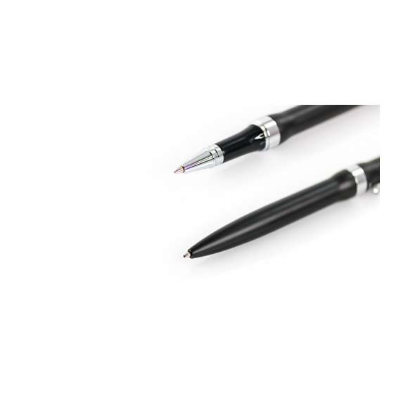 Elegante set de Antonio Miró con bolígrafo de mecanismo giratorio y roller de capucha y original anilla en sobrio diseño. De cuerpo metálico en acabado negro brillante con clip plateado. Presentado en elegante estuche individual en color negro con logotipo de la marca y funda. En tinta azul.