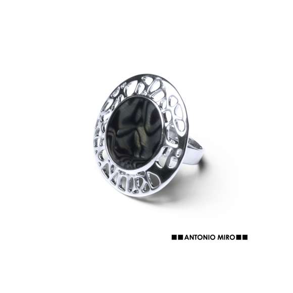 Anillo ajustable de Antonio Miró en metal con incrustación de resina. Presentado en funda de polipiel con logotipo de la marca.