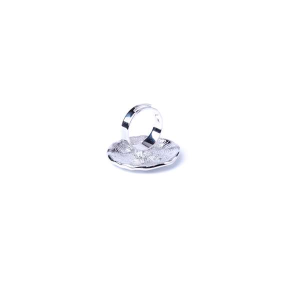 Anillo ajustable de Antonio Miró en metal con incrustación de resina. Presentado en funda de polipiel con logotipo de la marca.