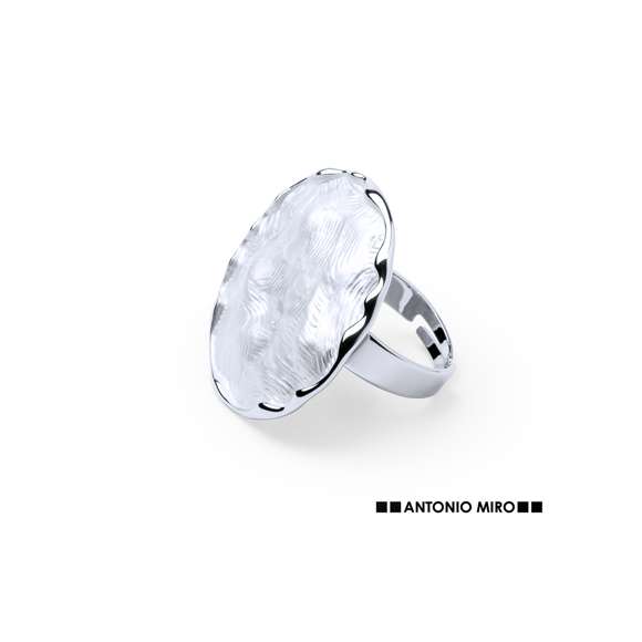 Anillo ajustable de Antonio Miró en metal con incrustación de resina. Presentado en funda de polipiel con logotipo de la marca.