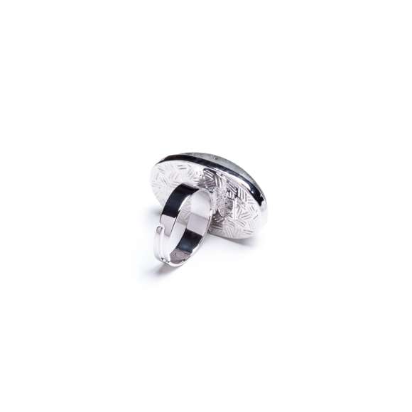 Anillo ajustable de Antonio Miró en metal con incrustación de resina. Presentado en funda de polipiel con logotipo de la marca.