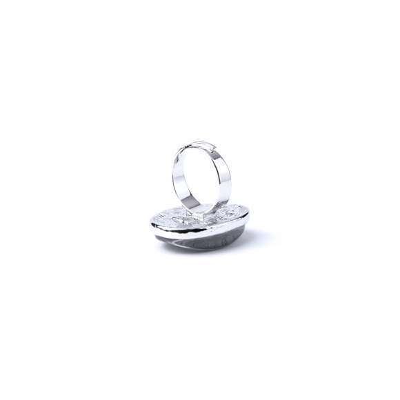 Anillo ajustable de Antonio Miró en metal con incrustación de resina. Presentado en funda de polipiel con logotipo de la marca.