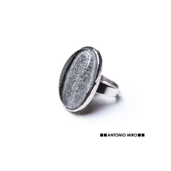 Anillo ajustable de Antonio Miró en metal con incrustación de resina. Presentado en funda de polipiel con logotipo de la marca.
