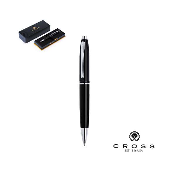 Bolígrafo modelo Calais de Cross. Con mecanismo retráctil, de elegante diseño bicolor y cuerpo metálico en suave acabado en variados colores. Presentado en elegante estuche individual en color negro, con logotipo de la marca e interior en suave antelina a juego. En tinta negra.