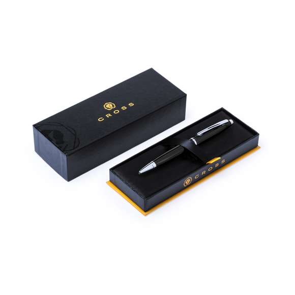 Bolígrafo modelo Calais de Cross. Con mecanismo retráctil, de elegante diseño bicolor y cuerpo metálico en suave acabado en variados colores. Presentado en elegante estuche individual en color negro, con logotipo de la marca e interior en suave antelina a juego. En tinta negra.
