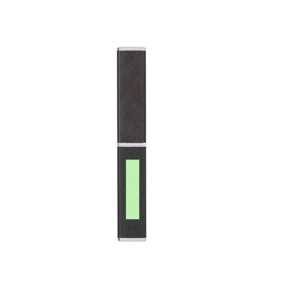 Bolígrafo de Antonio Miró de elegante diseño y suave cuerpo en aluminio con accesorios en color plateado. De mecanismo pulsador, con parte superior y troquelado en cuerpo en trama de carbono. Original clip metálico y presentado en estuche individual de aluminio negro con logotipo de la marca. Tinta azul.