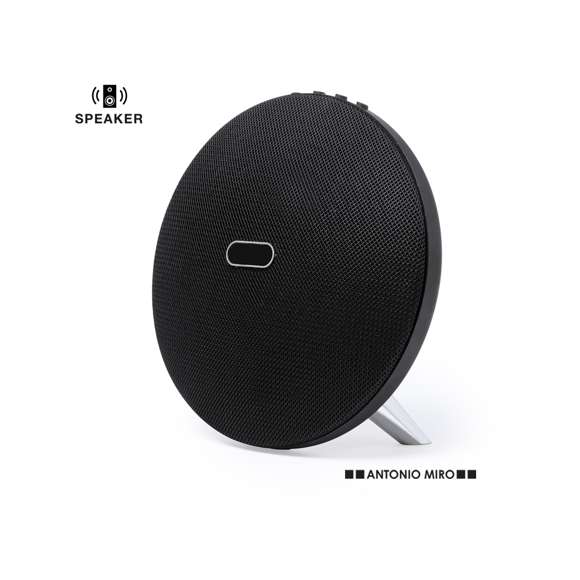 Altavoz de conexión Bluetooth® en elegante acabado de color negro con accesorioss en plateado y original diseño circular. Ofrece 8W de potencia, tiene función de manos libres, una ranura para tarjetas micro SD de hasta 32 GB de capacidad y entrada auxiliar de línea mediante conexión jack de 3,5mm. Compatible con iOS y Android, incluye cable de carga mini USB, cable auxiliar jack de 3,5mm y viene presentado en atractiva caja de diseño. Con soportes de goma antideslizantes en la base.