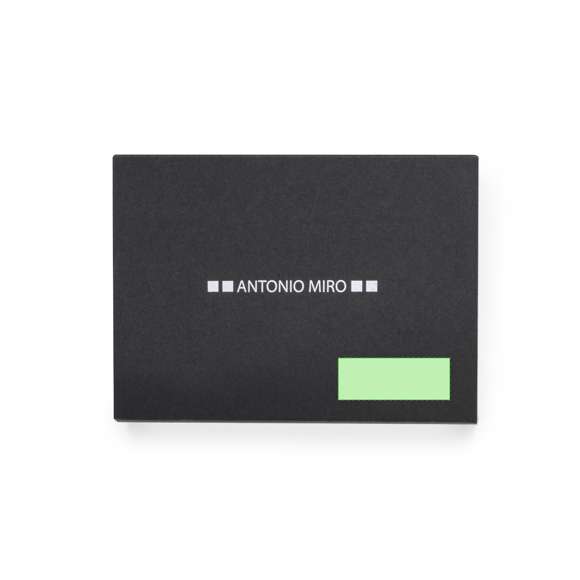 Bolígrafo tecnológico multifunción de Antonio Miró, con memoria USB de 32GB de capacidad integrada en la capucha y puntero de suave goma a juego. Cuerpo en acabado métálico brillante con logotipo de la marca, de apertura giratoria y con tinta negra. Presentado en elegante caja de cartón de color negro de cierre magnético con logotipo de la marca y suave espuma troquelada.