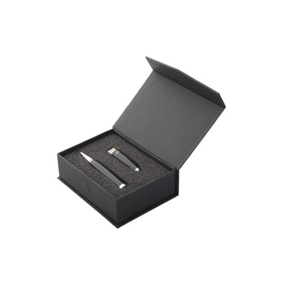 Bolígrafo tecnológico multifunción de Antonio Miró, con memoria USB de 32GB de capacidad integrada en la capucha y puntero de suave goma a juego. Cuerpo en acabado métálico brillante con logotipo de la marca, de apertura giratoria y con tinta negra. Presentado en elegante caja de cartón de color negro de cierre magnético con logotipo de la marca y suave espuma troquelada.