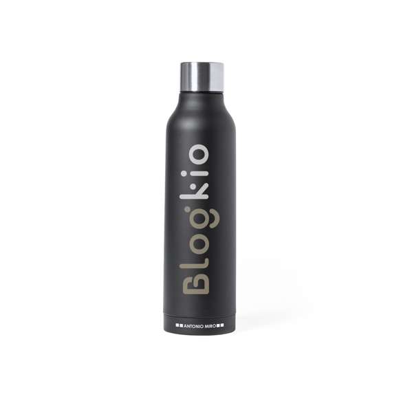 Termo en acero inox de Antonio Miró. De 500ml de capacidad y con doble pared para mejor y más duradera conservación de la temperatura. De sobrio acabado en negro satinado, logotipo de la marca en la base y con tapón cromado a rosca. Presentado en atractiva caja de diseño con logotipo de la marca.