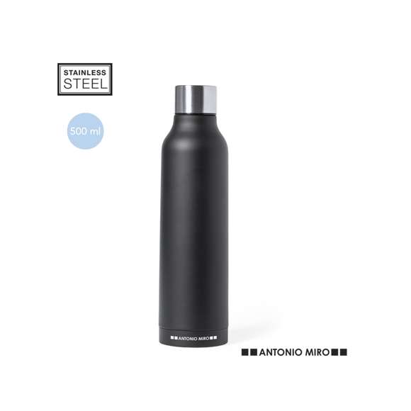 Termo en acero inox de Antonio Miró. De 500ml de capacidad y con doble pared para mejor y más duradera conservación de la temperatura. De sobrio acabado en negro satinado, logotipo de la marca en la base y con tapón cromado a rosca. Presentado en atractiva caja de diseño con logotipo de la marca.