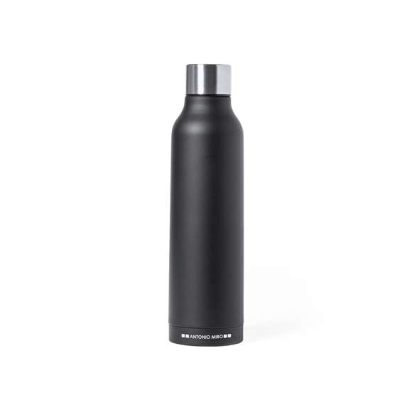 Termo en acero inox de Antonio Miró. De 500ml de capacidad y con doble pared para mejor y más duradera conservación de la temperatura. De sobrio acabado en negro satinado, logotipo de la marca en la base y con tapón cromado a rosca. Presentado en atractiva caja de diseño con logotipo de la marca.