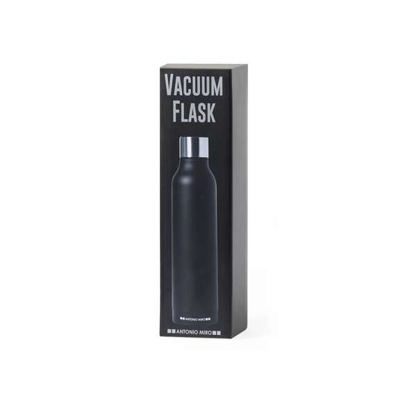 Termo en acero inox de Antonio Miró. De 500ml de capacidad y con doble pared para mejor y más duradera conservación de la temperatura. De sobrio acabado en negro satinado, logotipo de la marca en la base y con tapón cromado a rosca. Presentado en atractiva caja de diseño con logotipo de la marca.